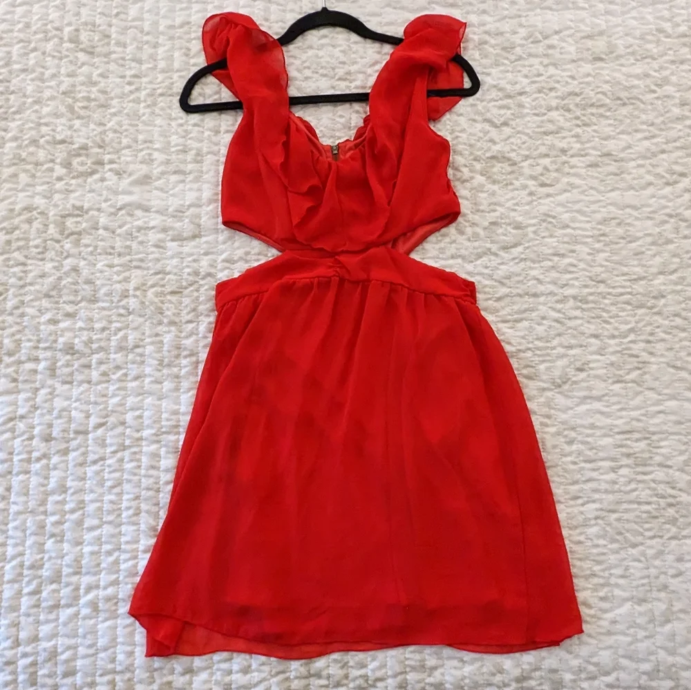 SPEECHLESS | bright red cutout dress with ruffle sleeves and accent zipper - Picture 4 of 7
